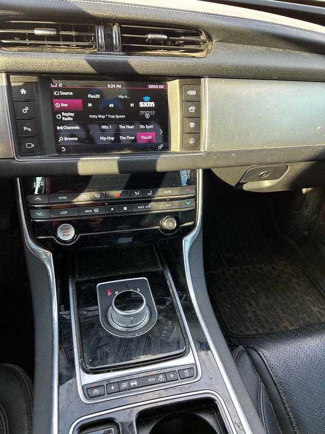 Jaguar XF - photo 4