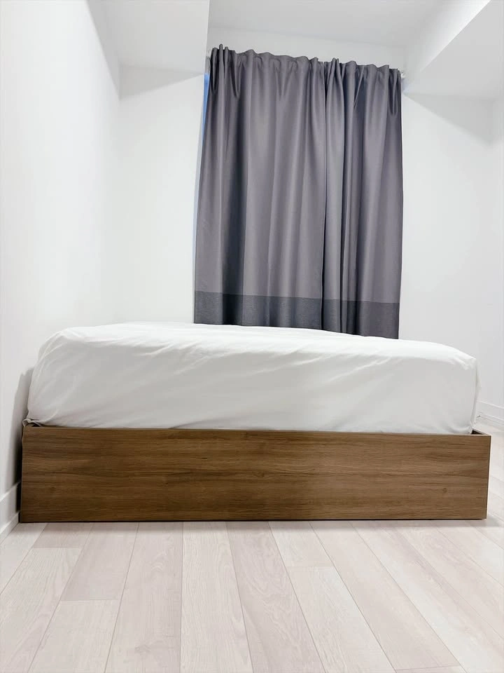 Moving Sale - Wooden bed frame (Queen size) - photo 4