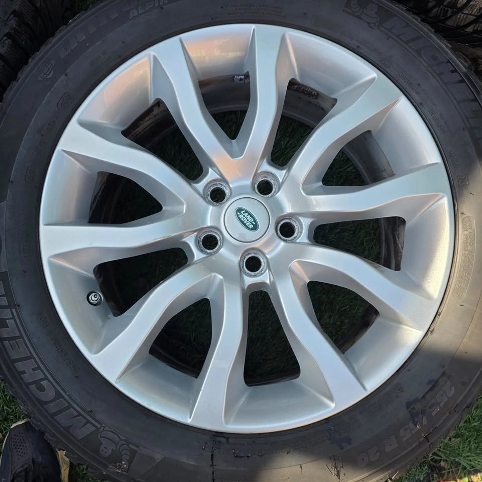 255/55/20 Michelin Winter Tires with Land Rover OEM Rims - photo 3
