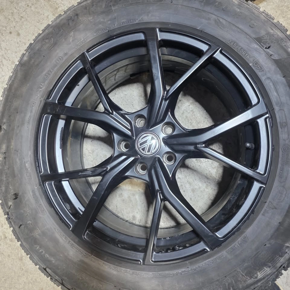 Volkswagen Atlas 245/60/18 Michelin Winter Tires & Black Rims - photo 2