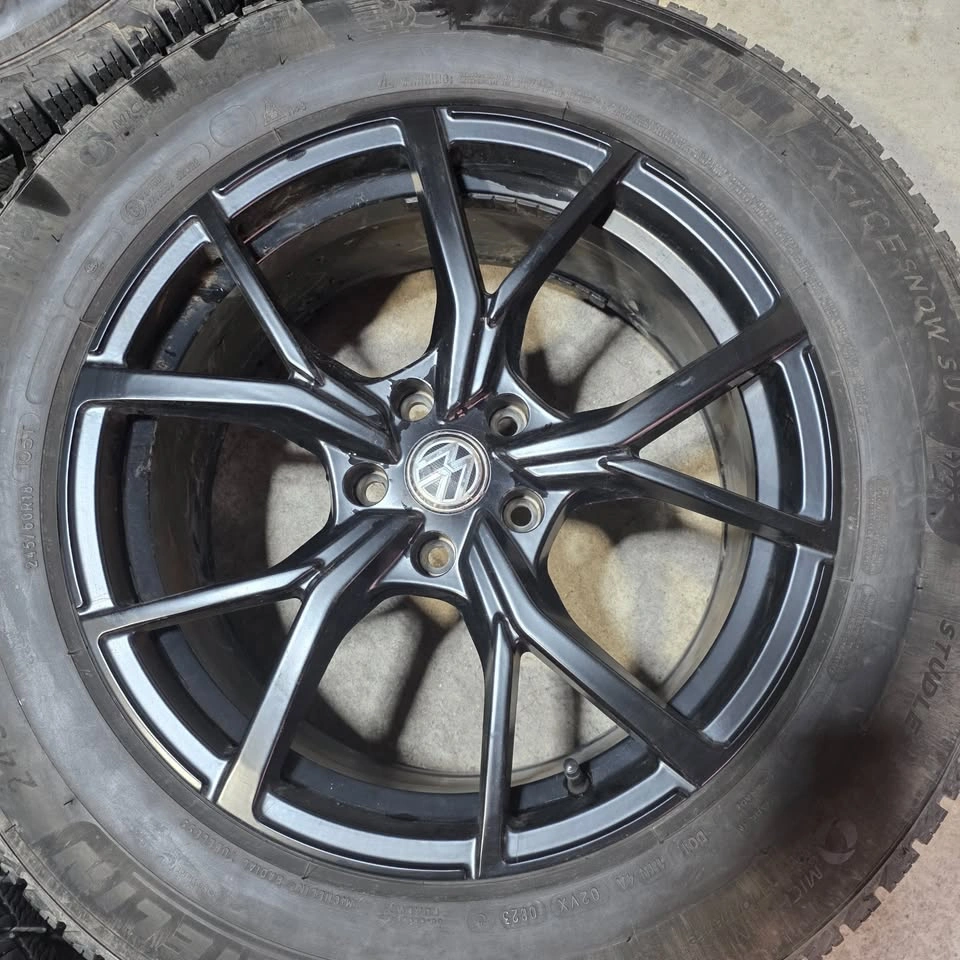 Volkswagen Atlas 245/60/18 Michelin Winter Tires & Black Rims - photo 4