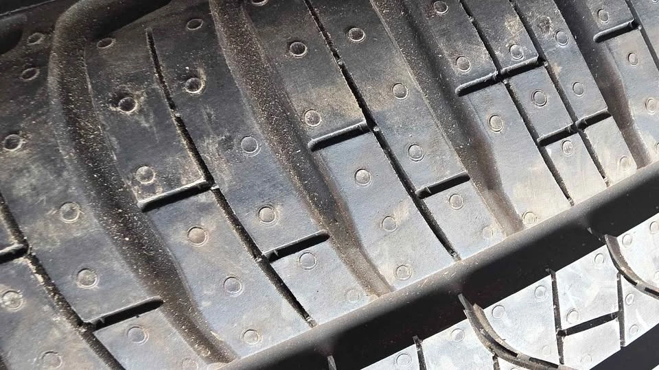 255/60/20 Pirelli all season tires 99% tread - photo 3