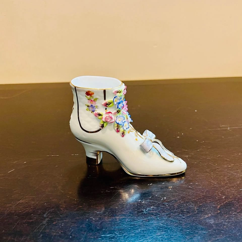 Vintage Victorian Porcelain 3D Flowers Boot Figurine - photo 2