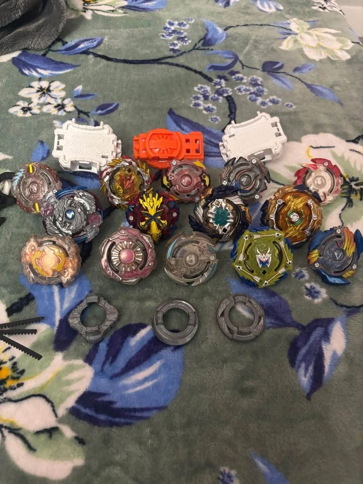 Beyblade Burst Lot with Launchers and Ripcords - photo 2