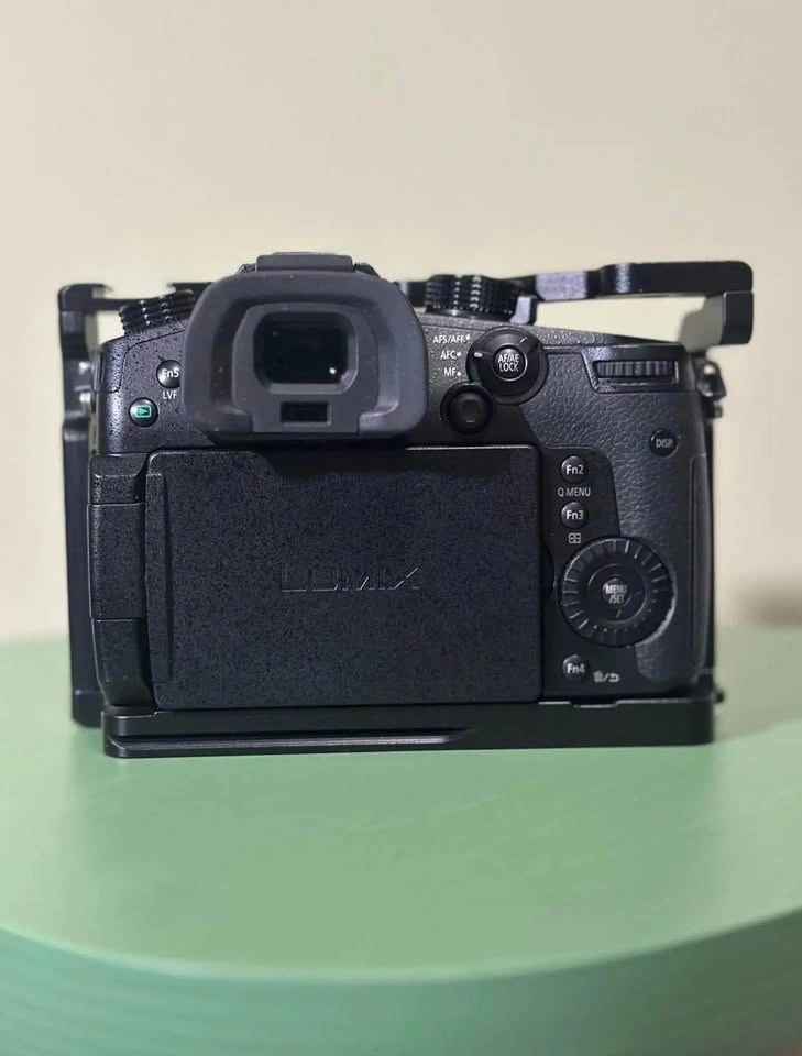 Panasonic Lumix GH5 + Canon Adapter + 12-35 Lens + 2x128G SD - photo 2