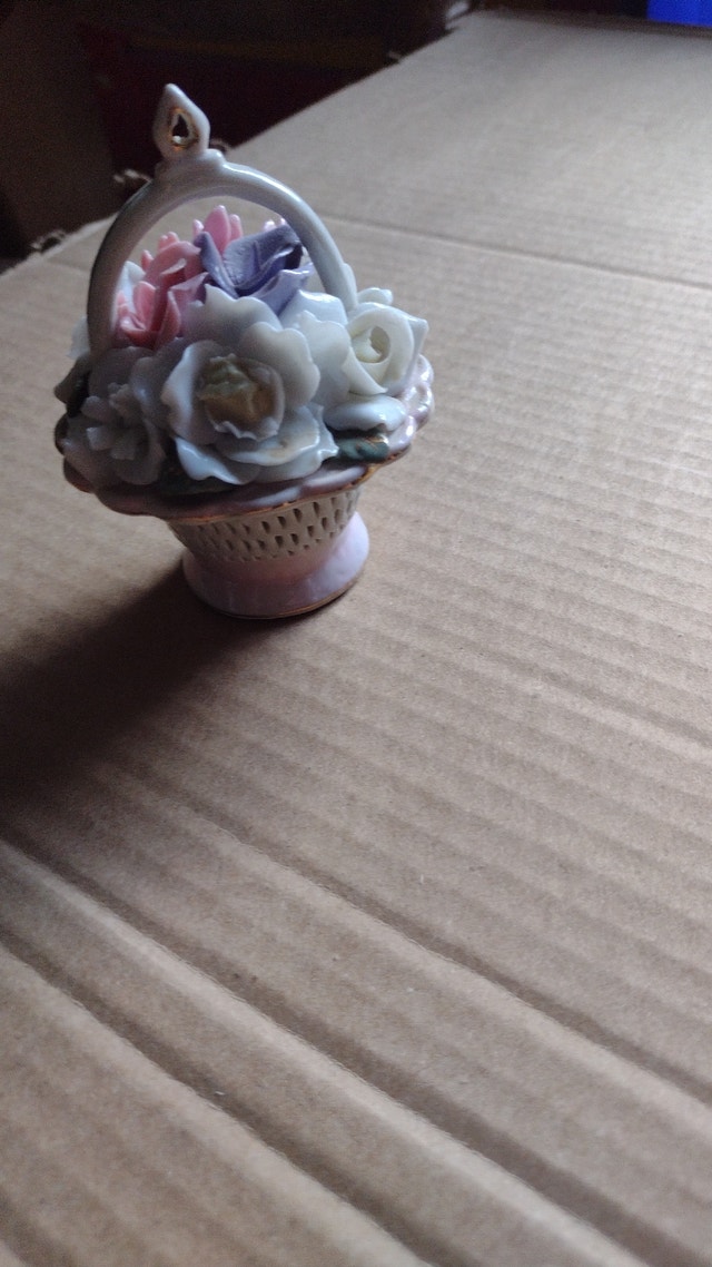 Vintage porcelain basket figurine - photo 2