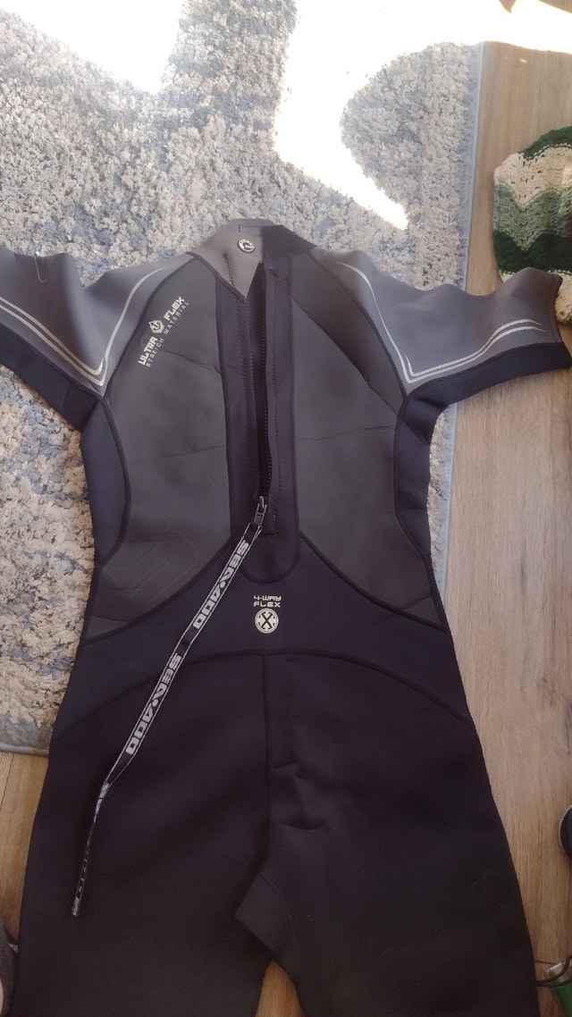 Men's Large wet suit Skidoo Brand