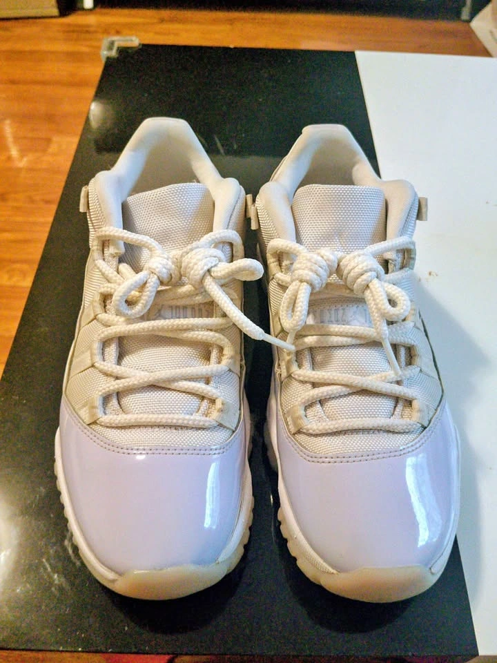 PURE VIOLET - Air Jordan 11 low Size 9.5 US (women's)