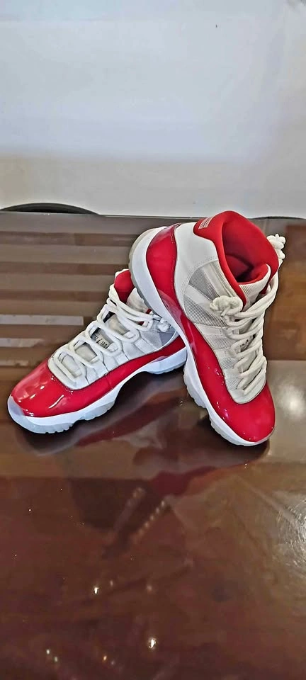 Pre loved Air Jordan 11 cherry red SIZE 8