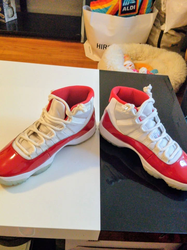 Pre loved Air Jordan 11 cherry red SIZE 8 - photo 4