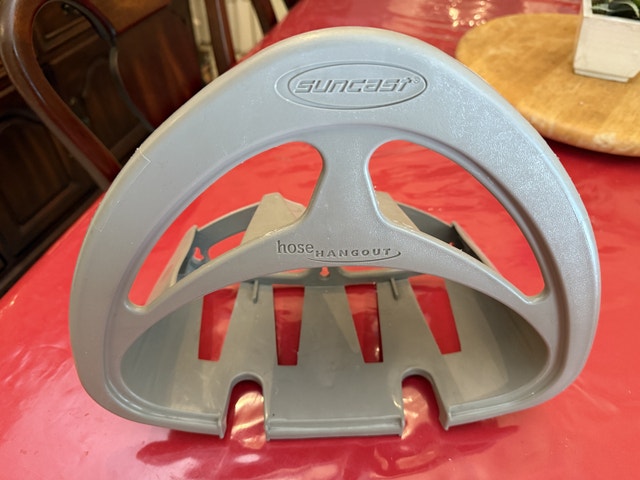 Suncast garden hose hanger - photo 4