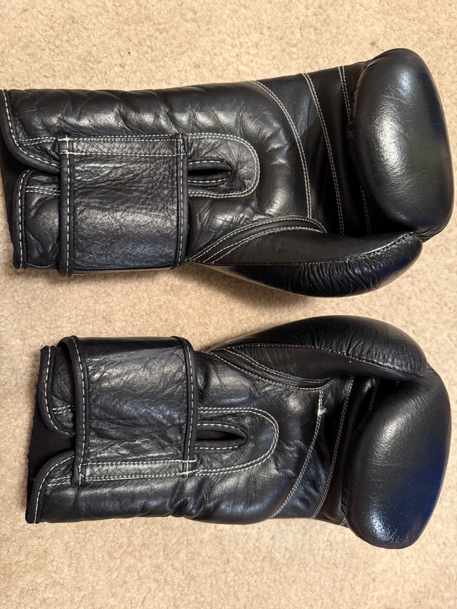 Black boxing gloves - photo 2