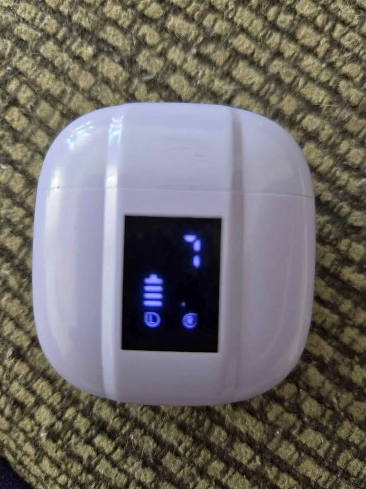 Bluetooth earbuds & blue tooth speaker