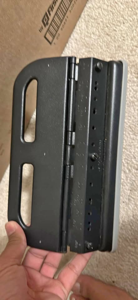 Heavy duty adjustable hole punch
