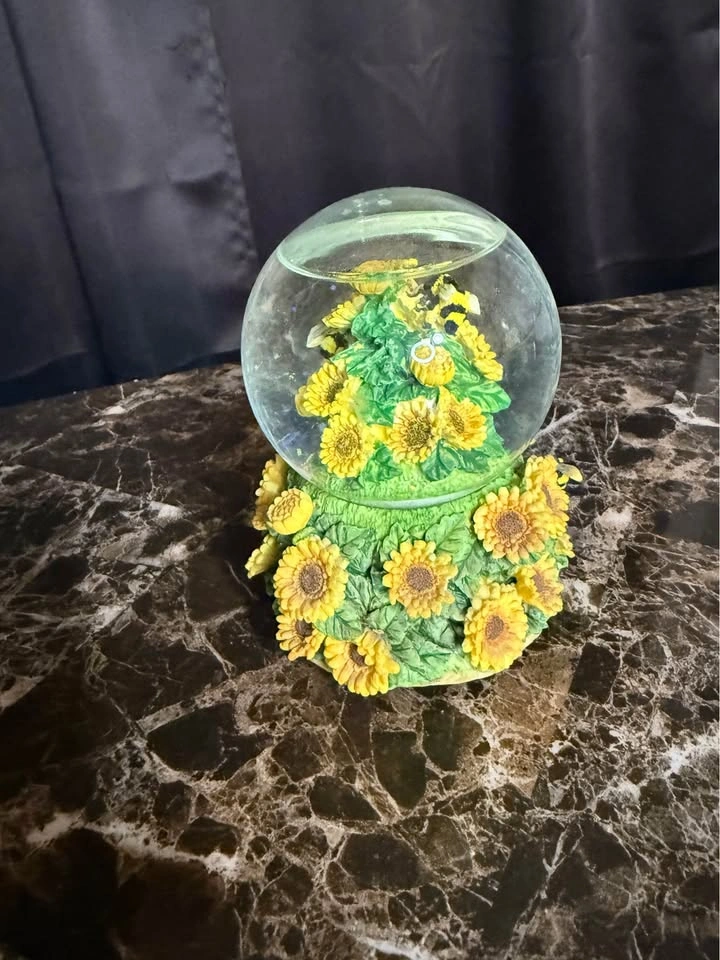 Musical Sunflower and Bee Snow Globe - photo 3