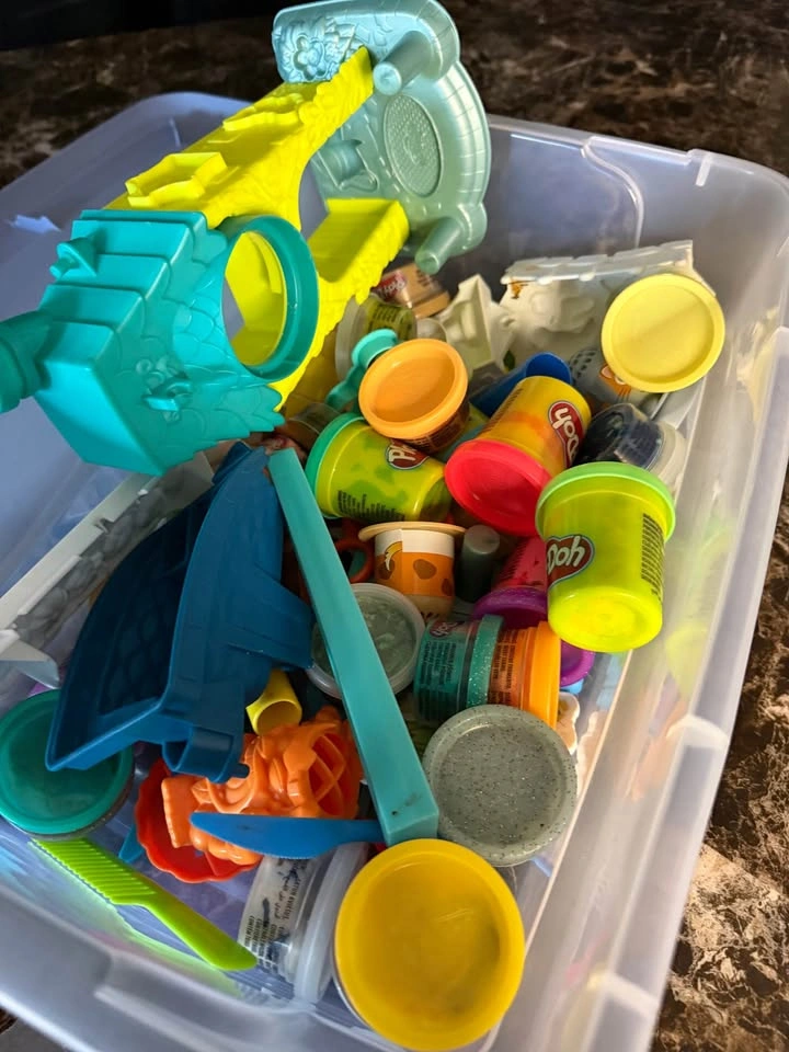 Medium sized bin of Play-Doh Modeling Compound and Tool Set - photo 2