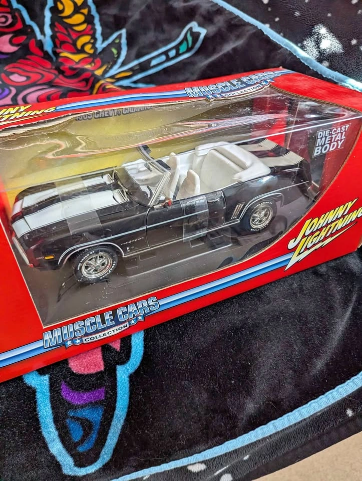 Johnny Lightning 1969 Chevy Camaro Convertible