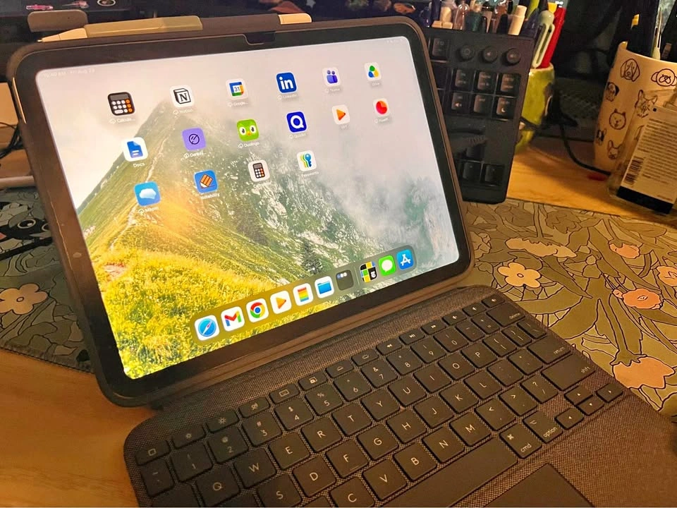iPad 10 with Logitech Keyboard and Apple Pen Bundle