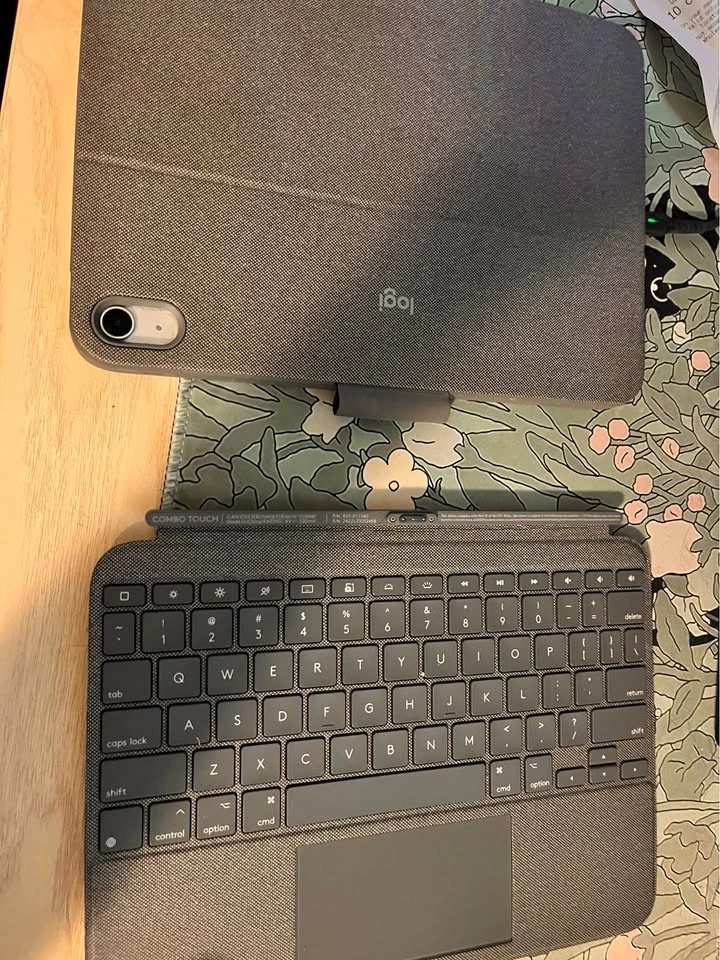iPad 10 with Logitech Keyboard and Apple Pen Bundle - photo 3