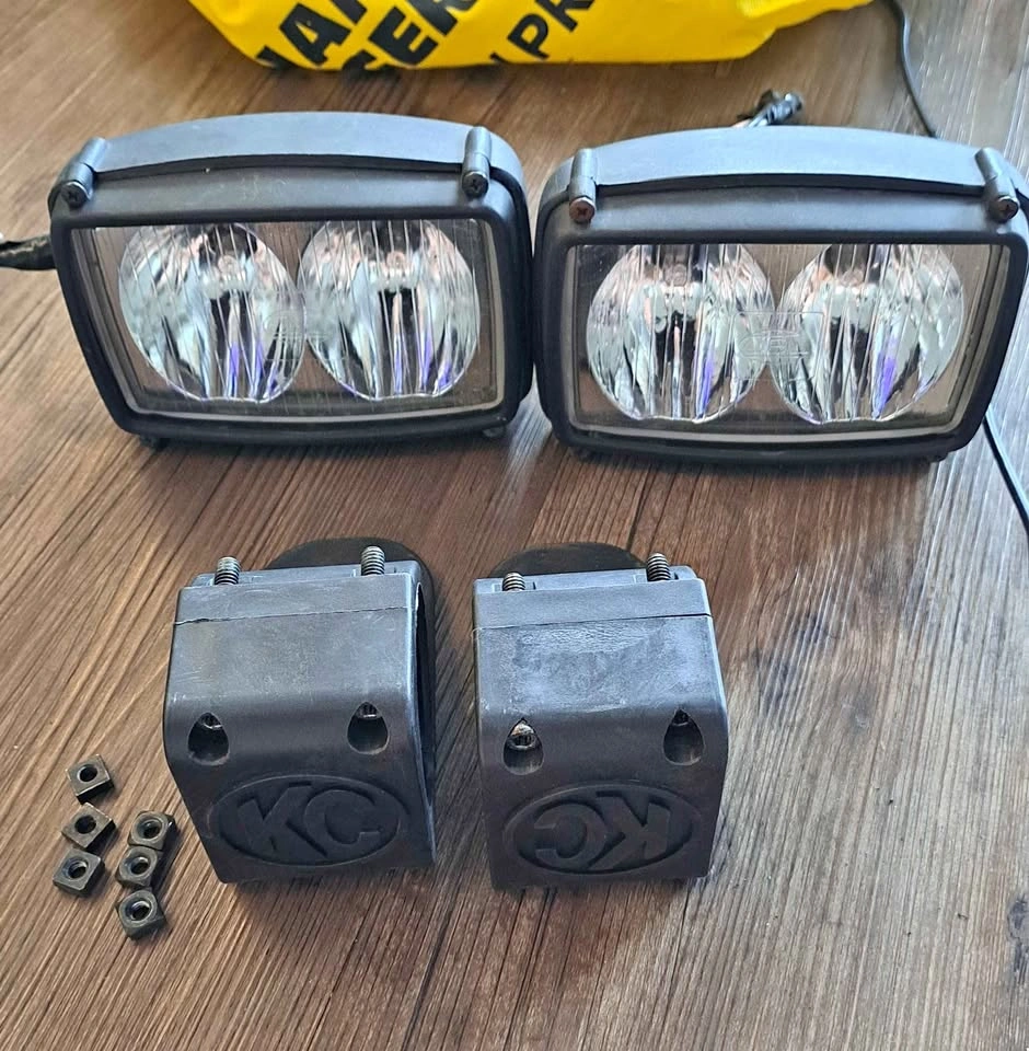 2 pod lights + mounts