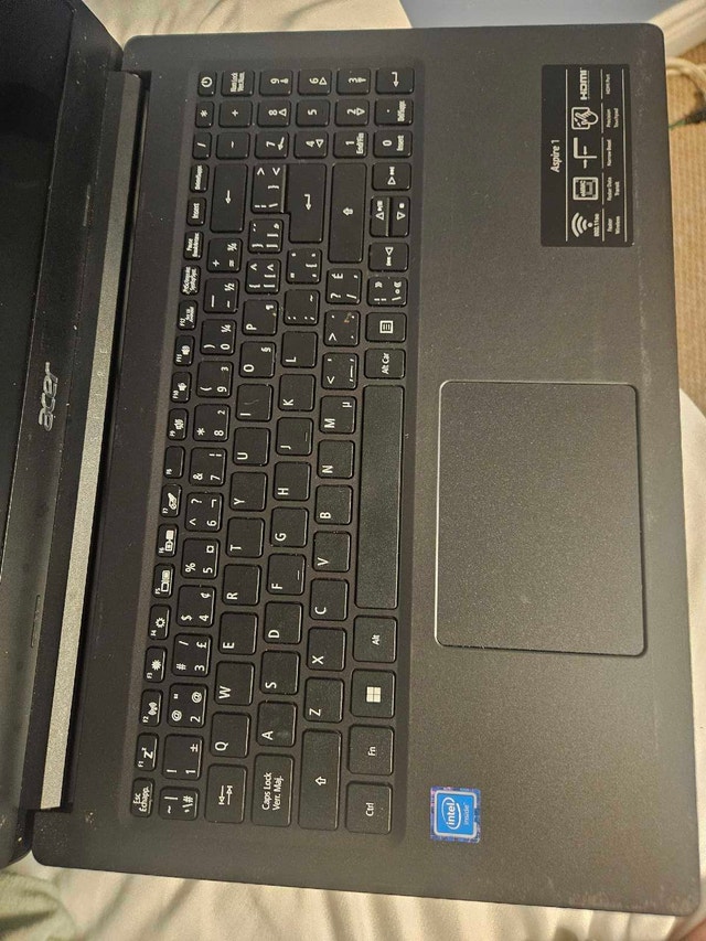 Incredibly weared down ACER laptop - photo 4