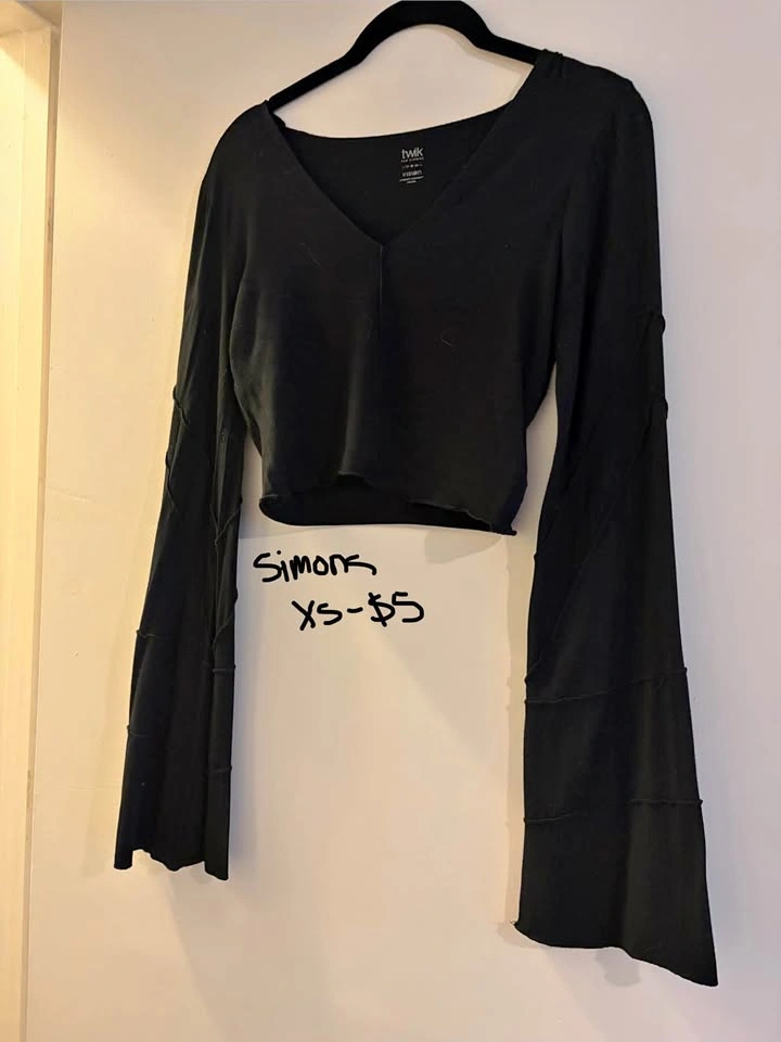 women’s dresses / tops