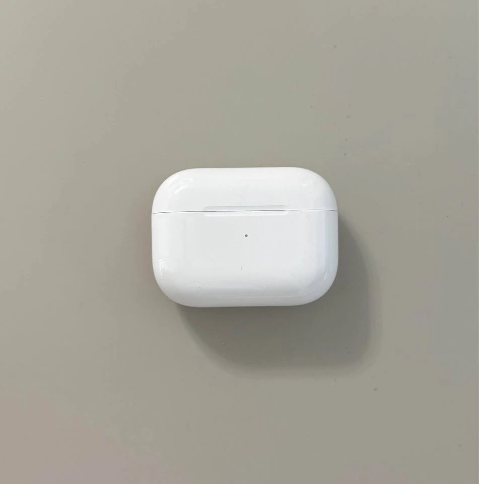 AirPods Pro Gen 1 *Charging case ONLY* - photo 2