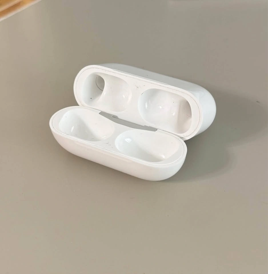 AirPods Pro Gen 1 *Charging case ONLY* - photo 4