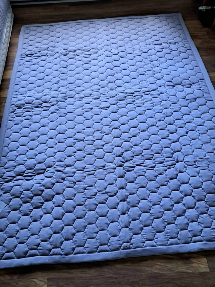 Queen Size Quilted Mattress Pad / Bed Mat (Like New in Bag) - photo 2