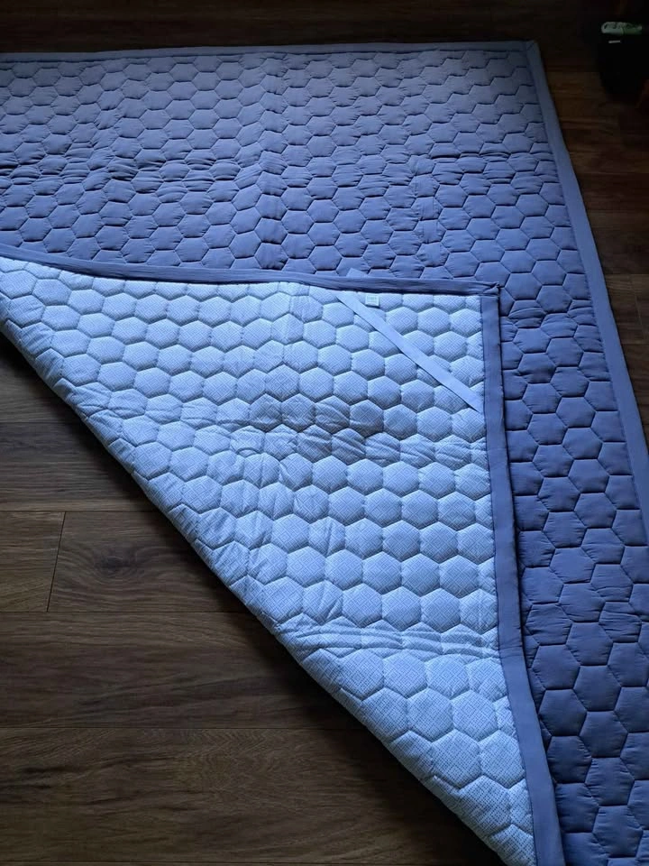 Queen Size Quilted Mattress Pad / Bed Mat (Like New in Bag) - photo 3