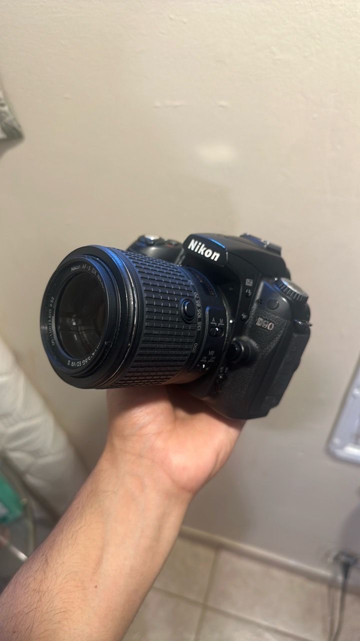 Nikon D90 DSLR Camera with Lens