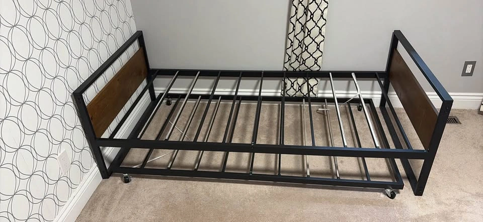 Twin Daybed with Trundle – Bamboo & Metal – pristine Condition - photo 2