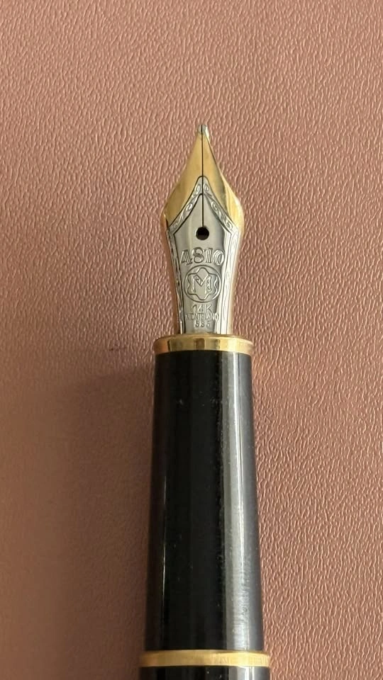 Montblanc Meisterstück Gold-Coated Classique Fountain Pen - photo 2
