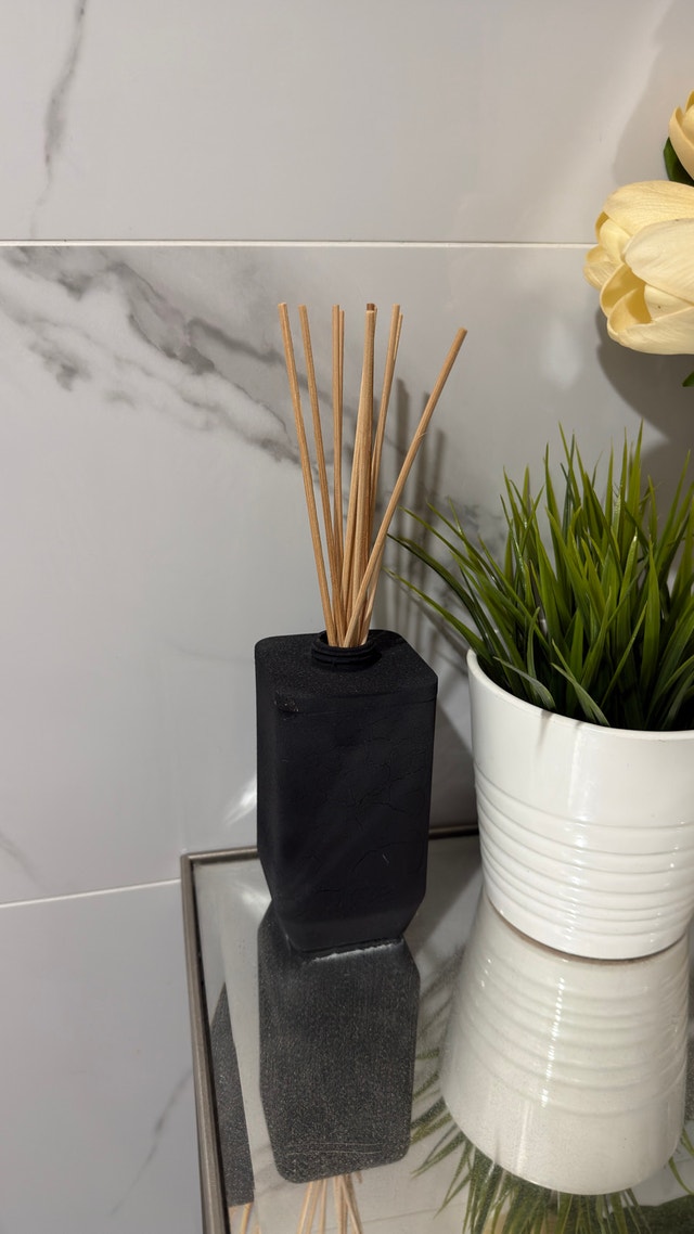 Minimalist Matte Black Reed Diffuser