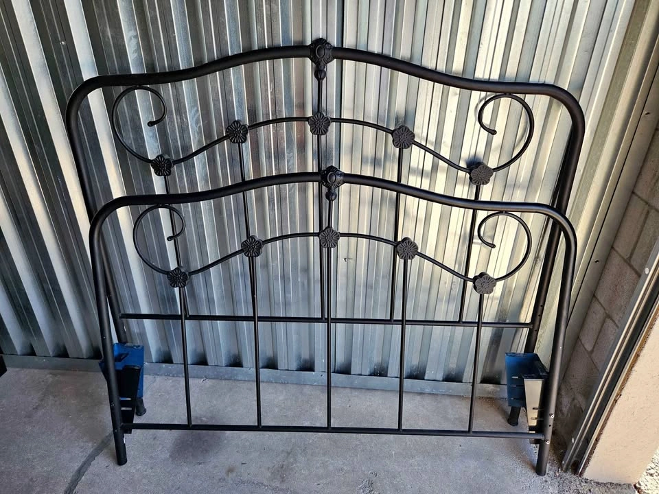 🇨🇦  Queen size footboard and headboard