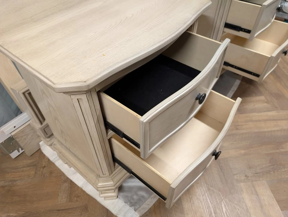 Ashley Demarlos Queen Size Bedroom Set - photo 5