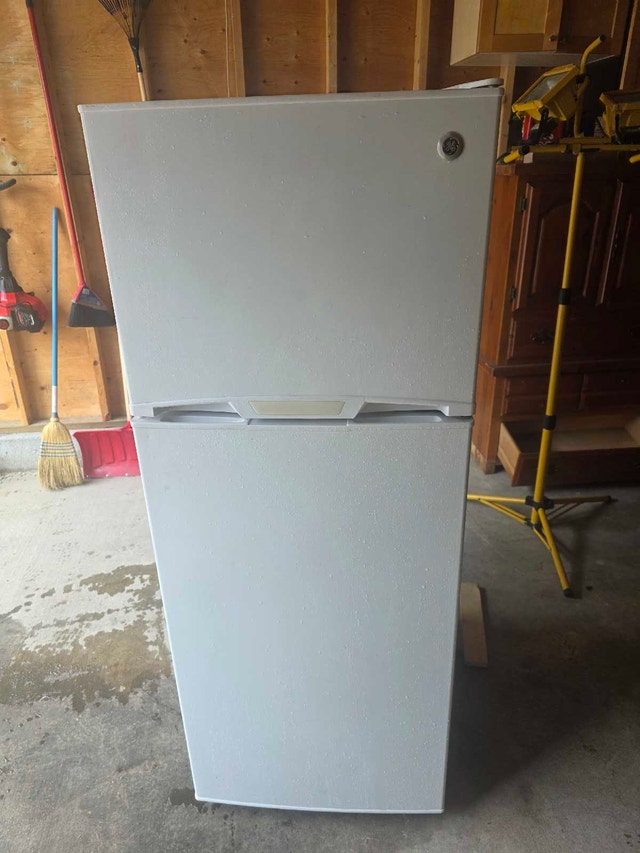 GE GTR12BAXARWW Refrigerator