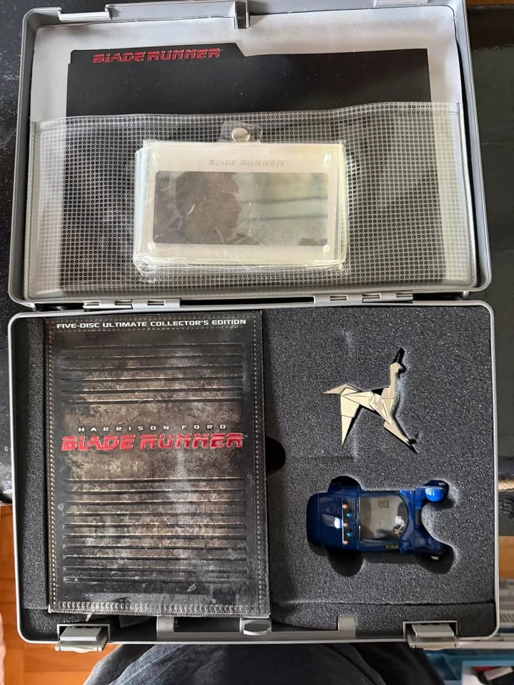 Blade Runner Ultimate Collector’s Edition Briefcase Set - photo 2