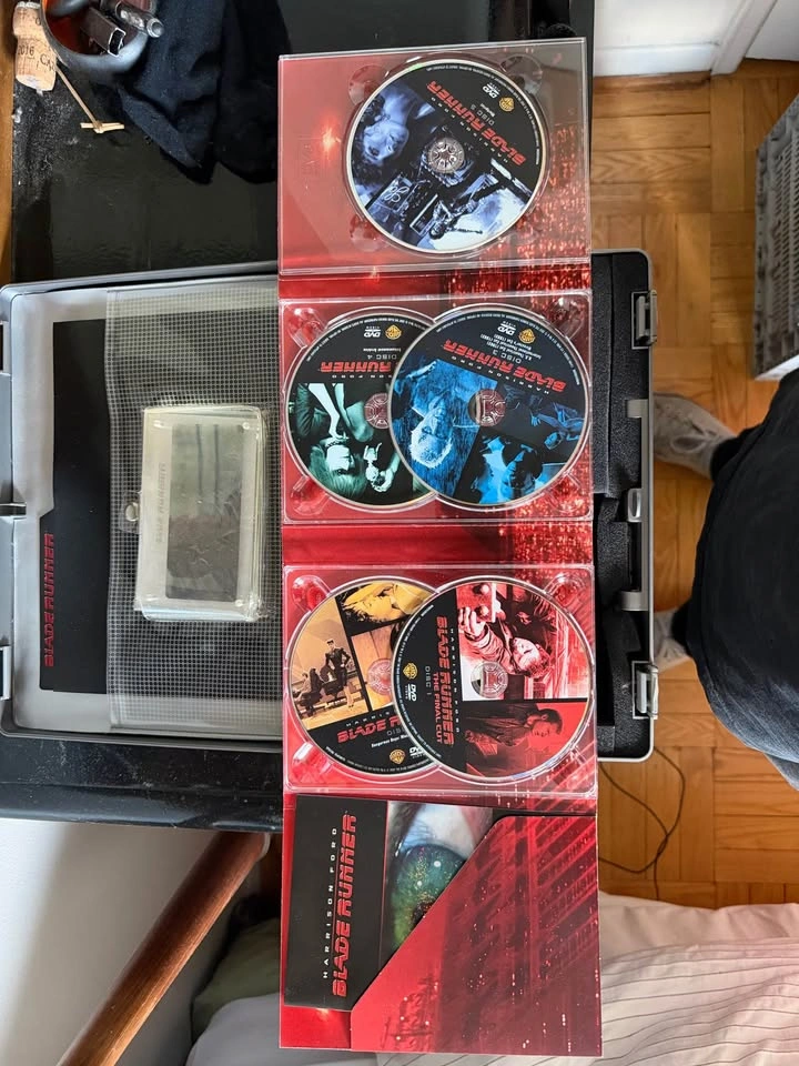 Blade Runner Ultimate Collector’s Edition Briefcase Set - photo 3