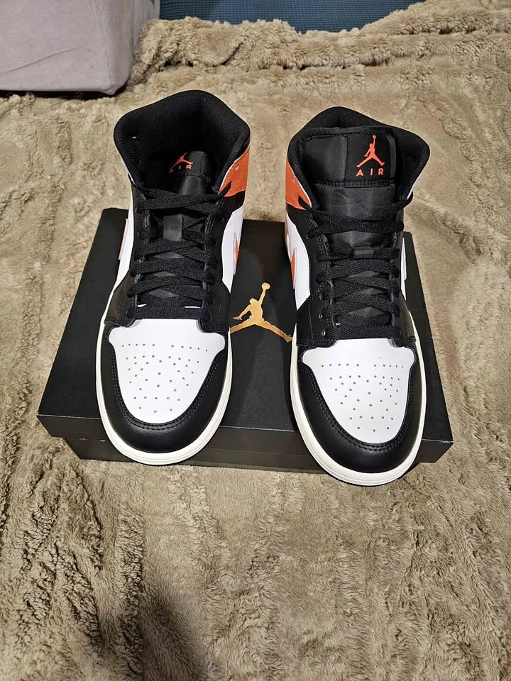 Brand New Jordan 1 Mid (Black Toe Starfish)