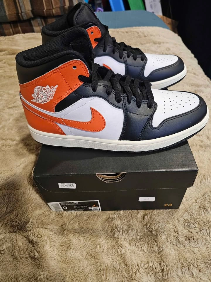 Brand New Jordan 1 Mid (Black Toe Starfish) - photo 3