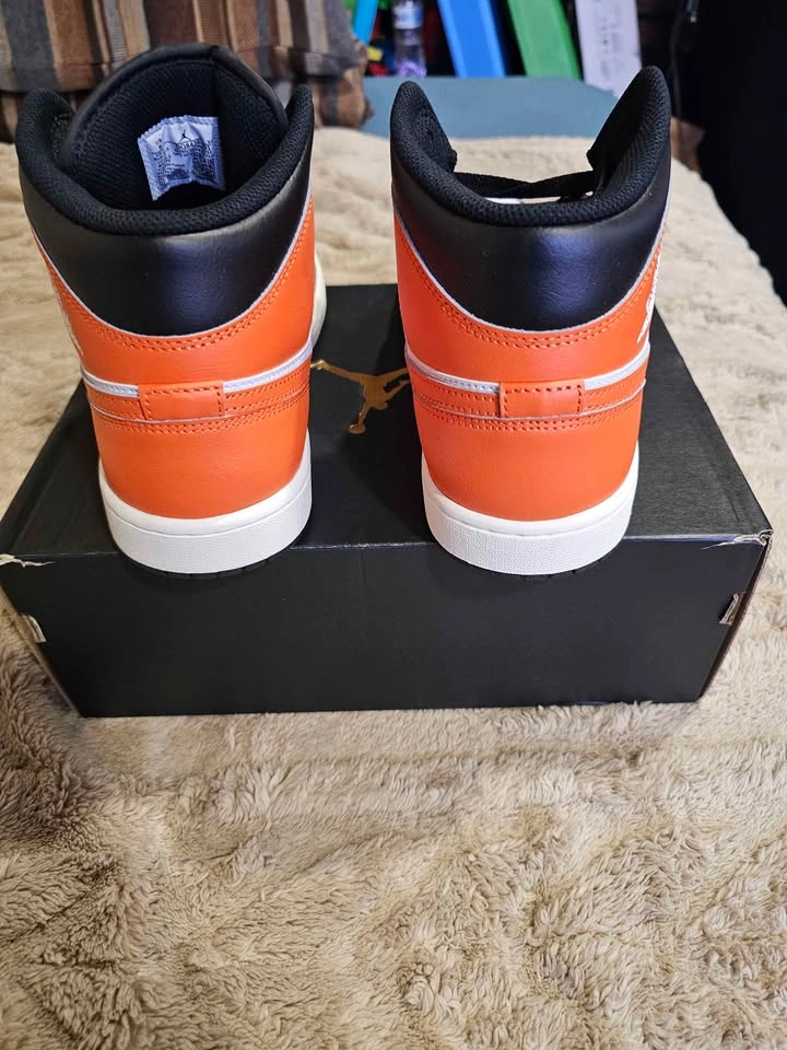 Brand New Jordan 1 Mid (Black Toe Starfish) - photo 4