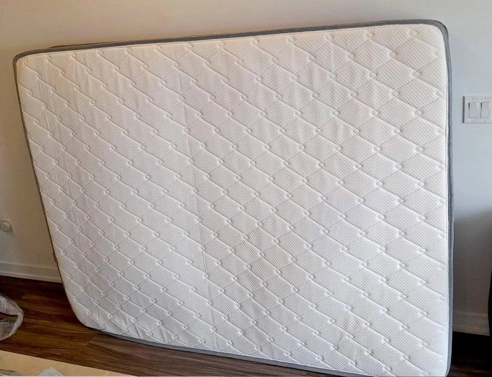 Zinus Nuit Queen Mattress – 8" Hybrid – Like New