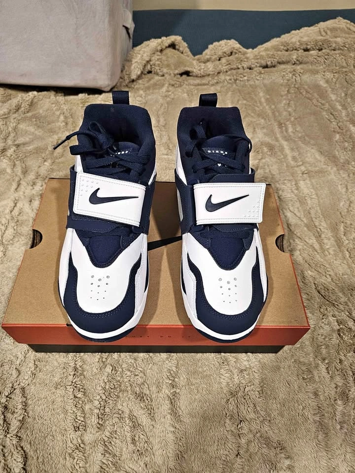 Brand New Nike Air Diamond Turf