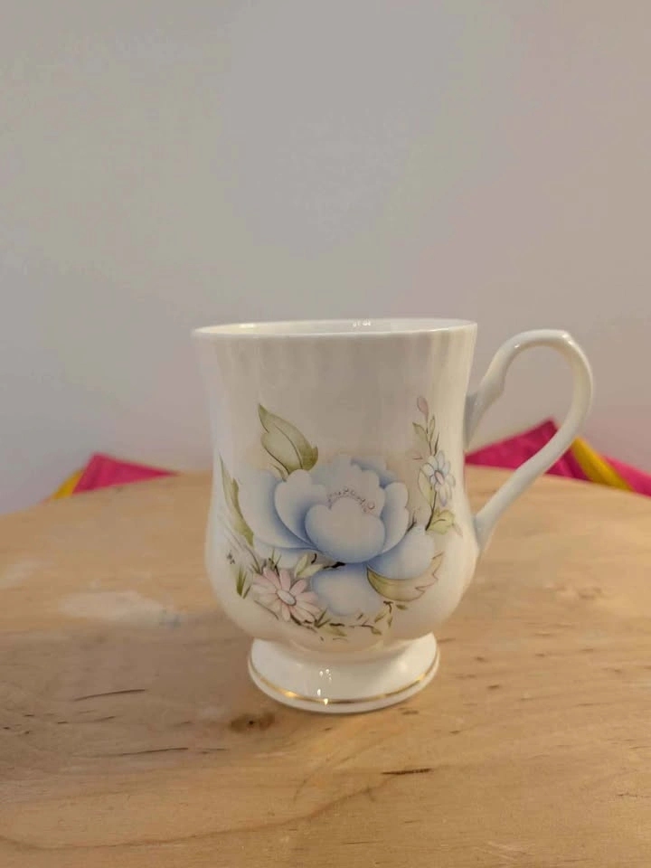 Set of 2 Floral Fine Bone China Footed Mugs - photo 4