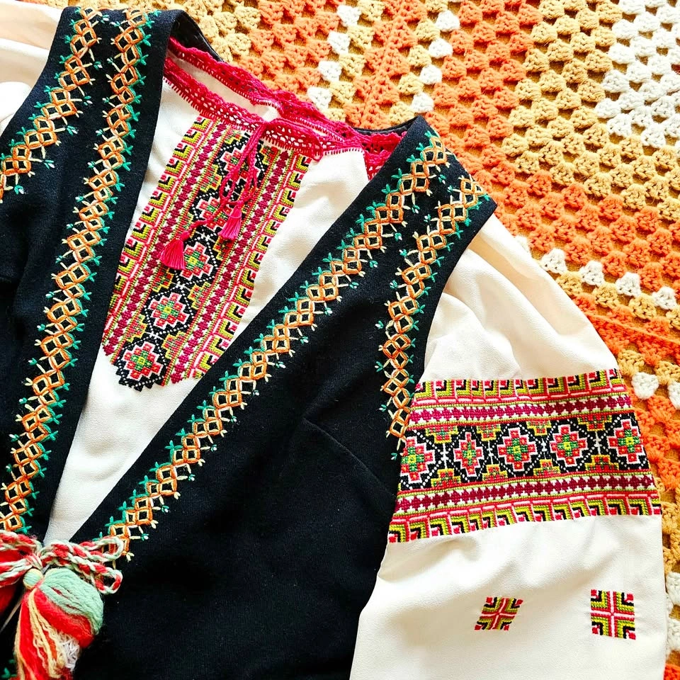 Vintage Ukrainian Folk Costume Vyshyvanka Shirt & Wool Vest - photo 2