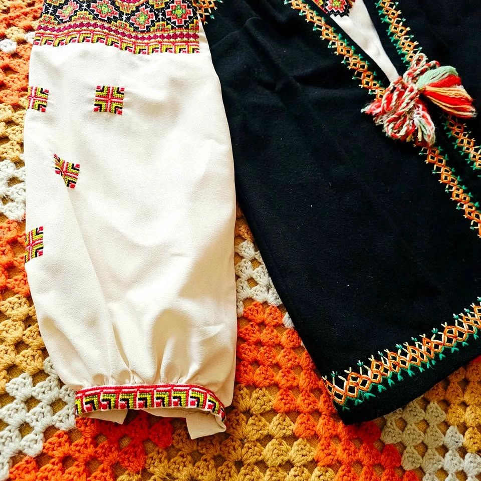 Vintage Ukrainian Folk Costume Vyshyvanka Shirt & Wool Vest - photo 5