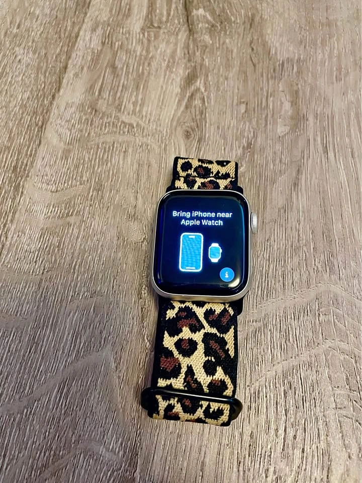 Apple Watch SE 40mm and various watch bands