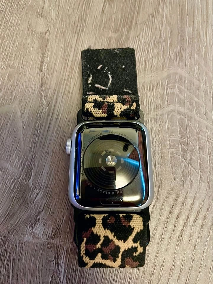 Apple Watch SE 40mm and various watch bands - photo 2