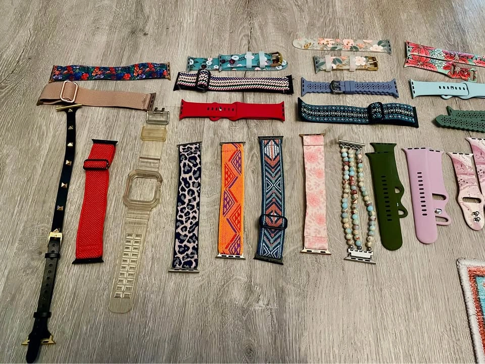 Apple Watch SE 40mm and various watch bands - photo 5